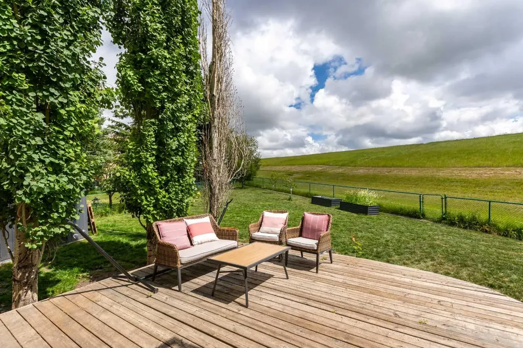 81 Royal Crest Terrace NW Calgary AB T3G 4M2