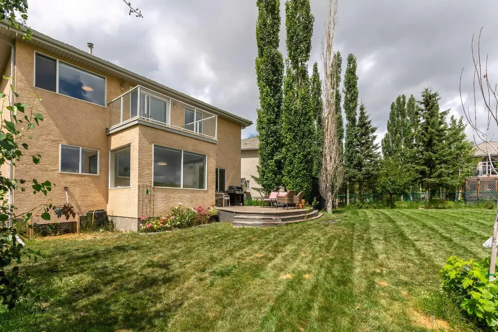 81 Royal Crest Terrace NW Calgary AB T3G 4M2