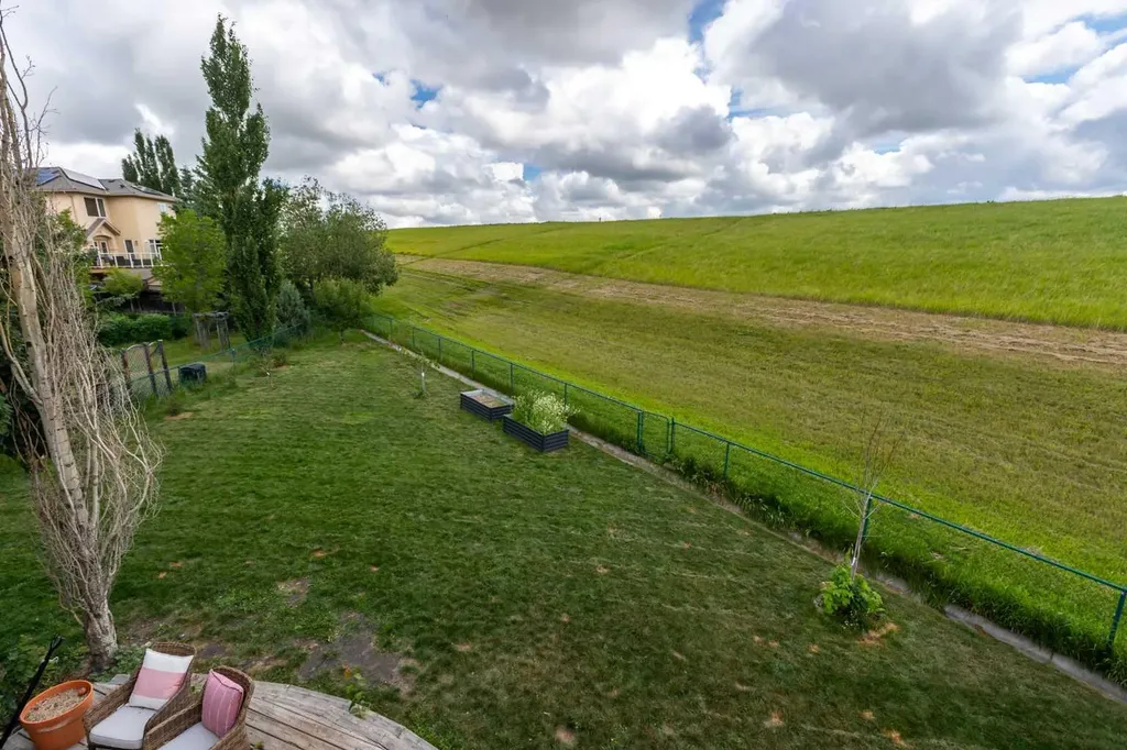 81 Royal Crest Terrace NW Calgary AB T3G 4M2