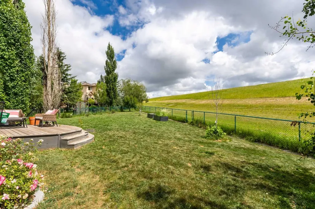 81 Royal Crest Terrace NW Calgary AB T3G 4M2