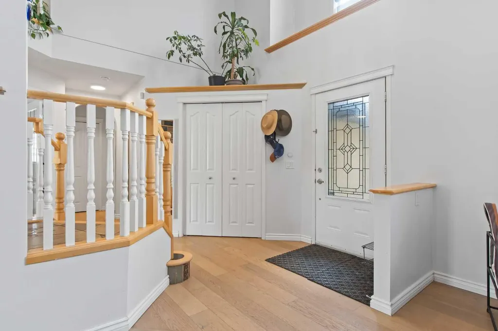 81 Royal Crest Terrace NW Calgary AB T3G 4M2