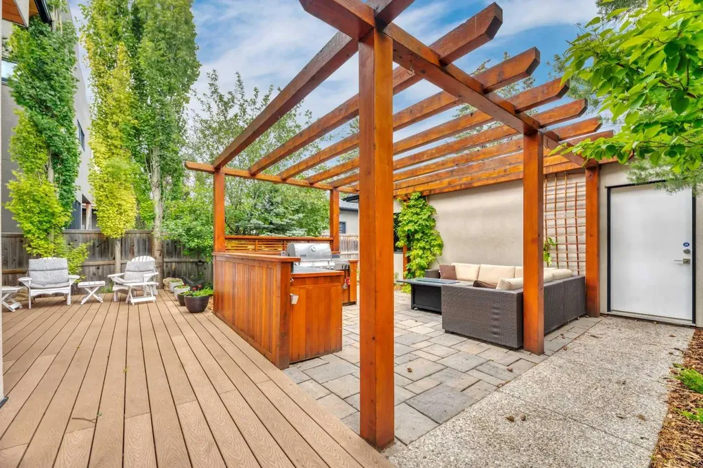 2008 38 Avenue SW Calgary AB T2T 2K4