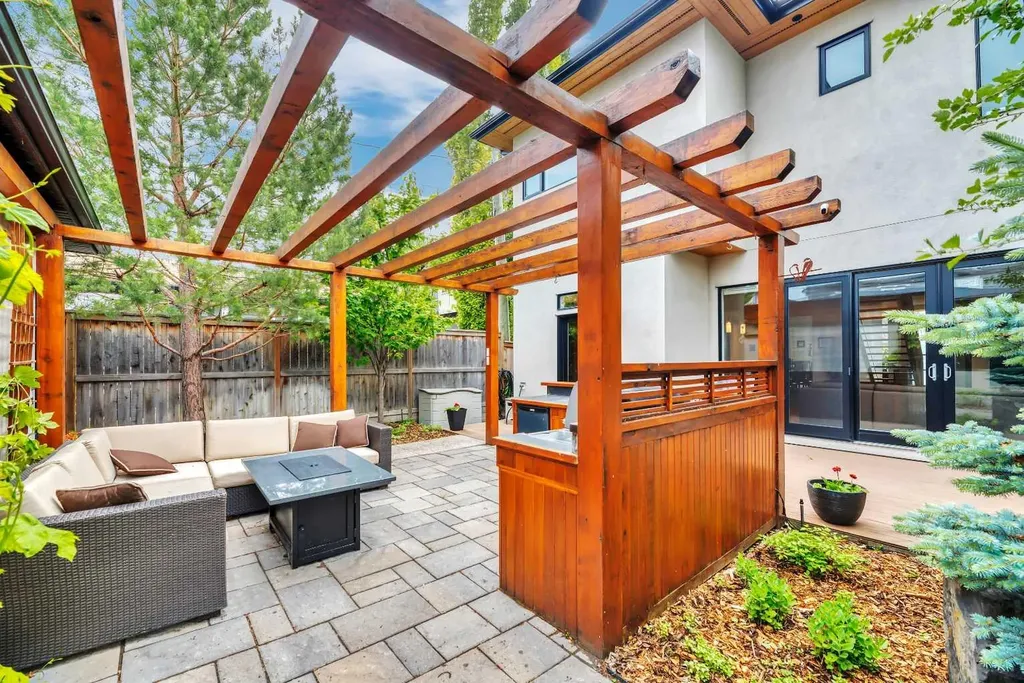 2008 38 Avenue SW Calgary AB T2T 2K4