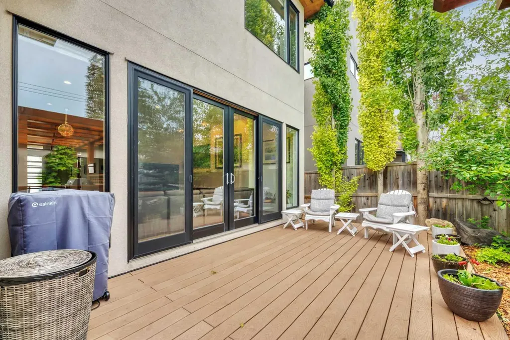 2008 38 Avenue SW Calgary AB T2T 2K4
