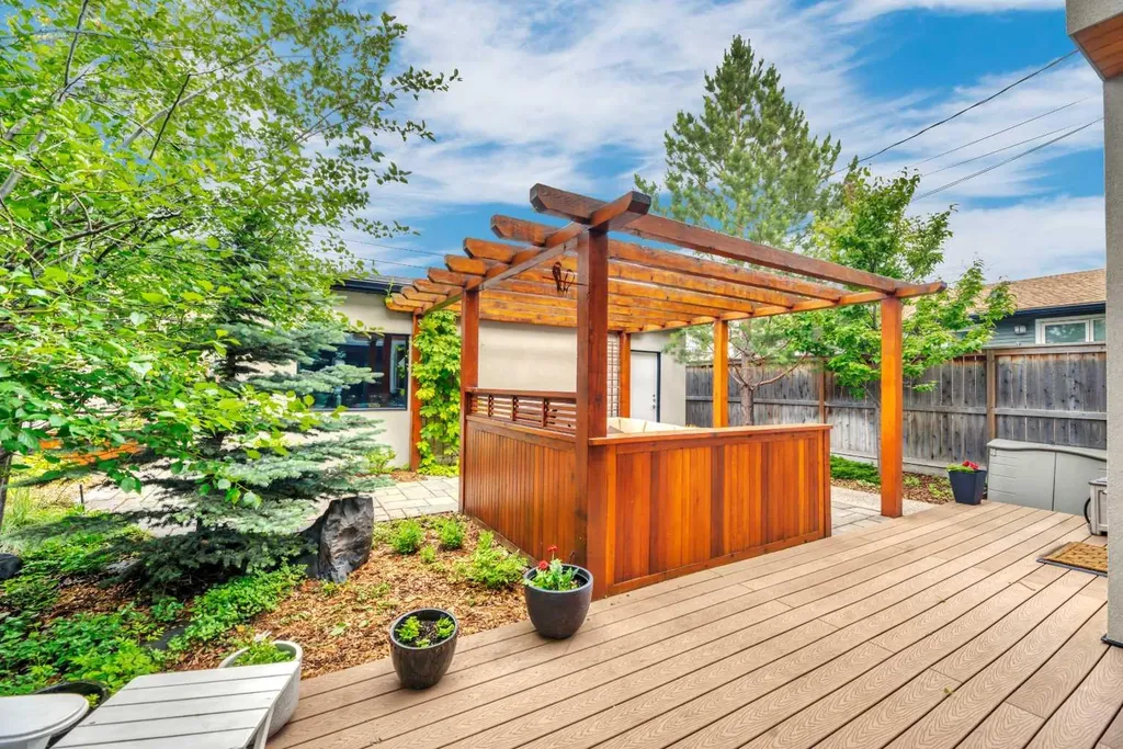 2008 38 Avenue SW Calgary AB T2T 2K4