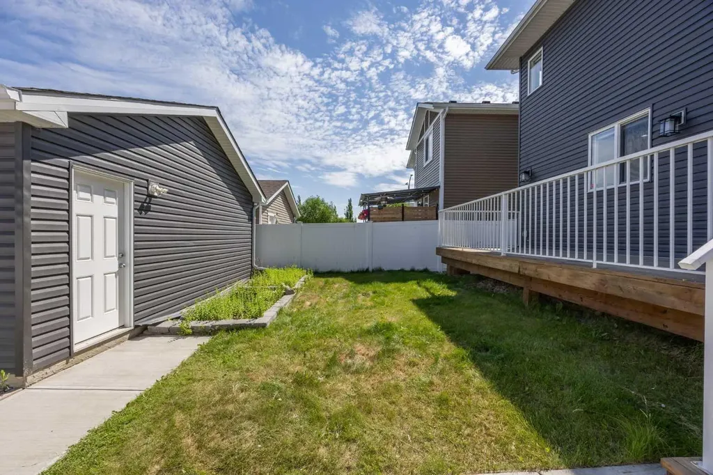 63 Redstone Gardens NE Calgary AB T3N 0J8