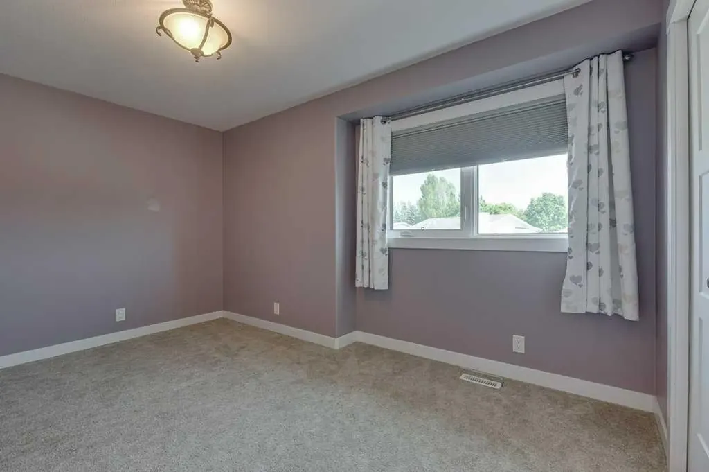 129 Duncan Crescent Red Deer AB T4R 1W3