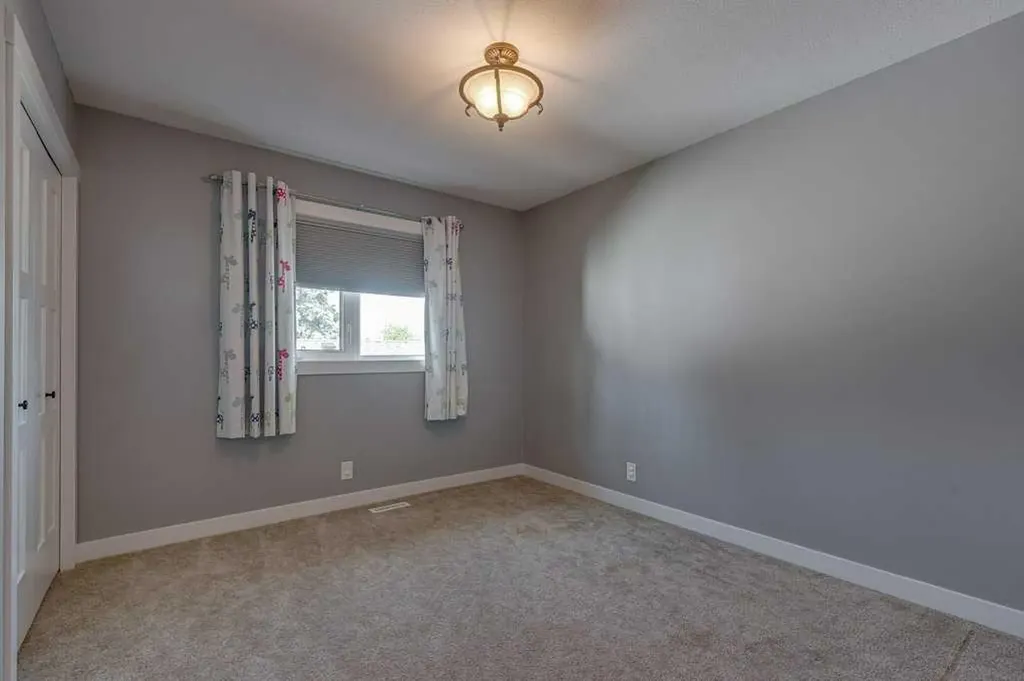 129 Duncan Crescent Red Deer AB T4R 1W3