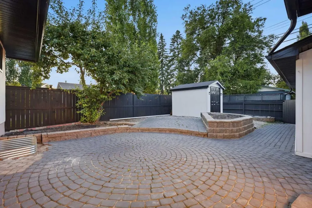 928 120 Avenue SE Calgary AB T2J 2K7