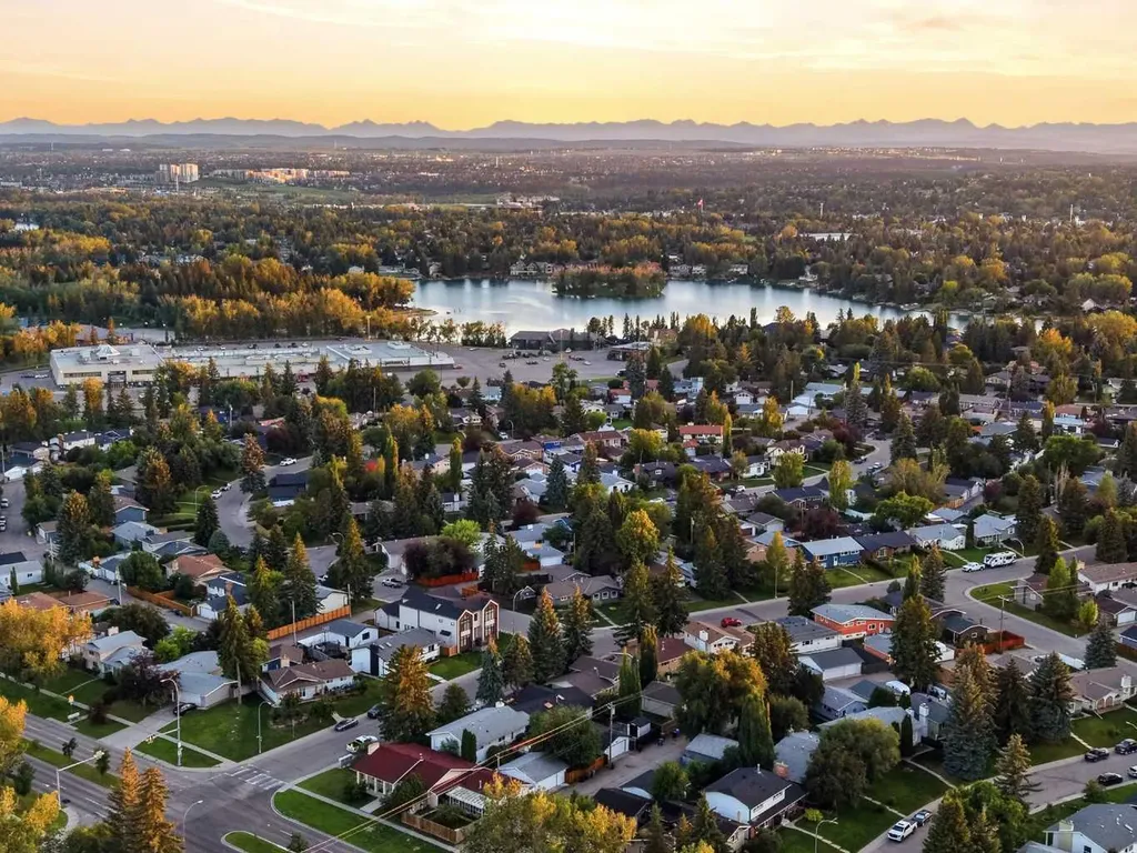 928 120 Avenue SE Calgary AB T2J 2K7