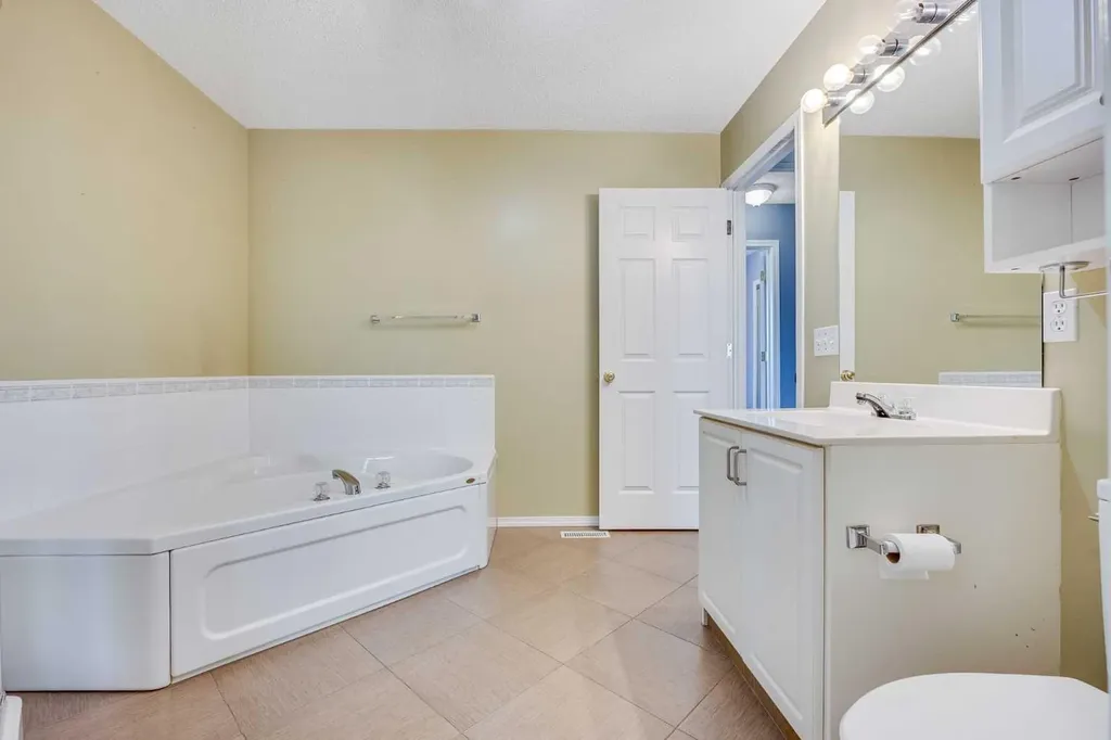 225 Killarney Glen Court SW Calgary AB T3E7H4