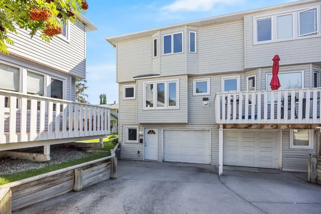 225 Killarney Glen Court SW Calgary AB T3E7H4