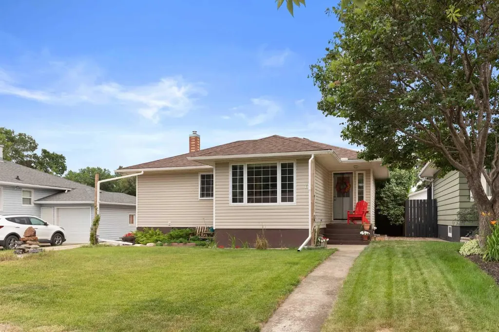 71 Kensington Avenue SW Medicine Hat AB T1B4W3