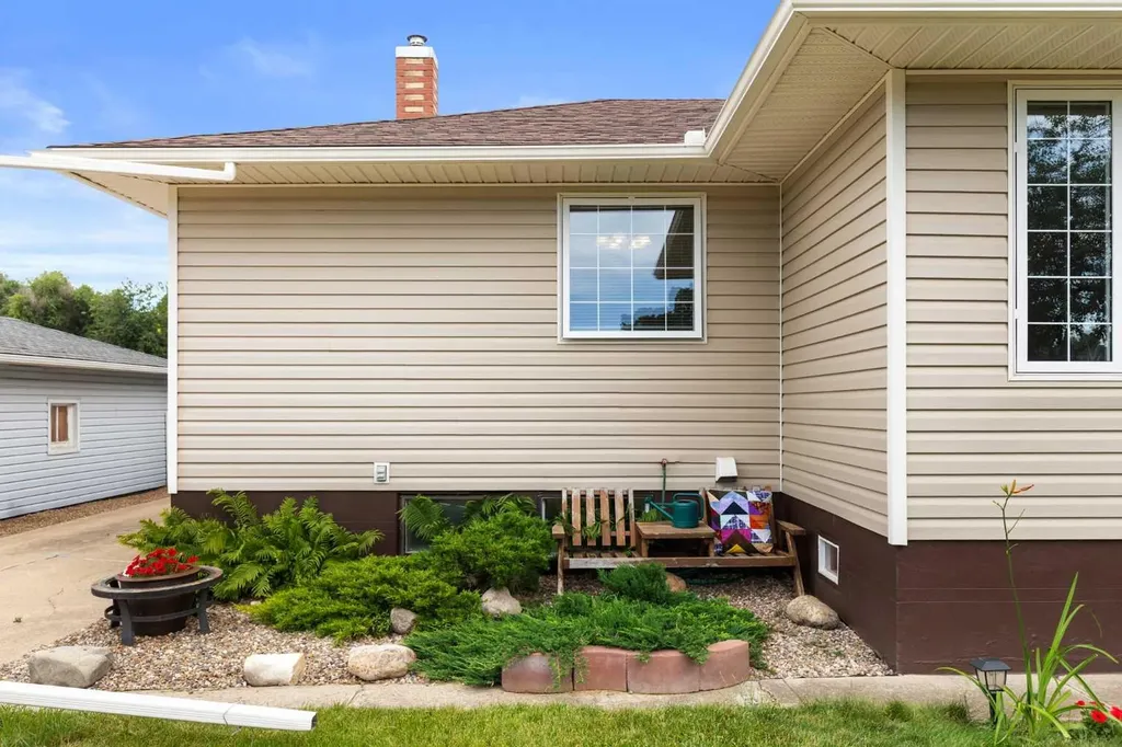 71 Kensington Avenue SW Medicine Hat AB T1B4W3