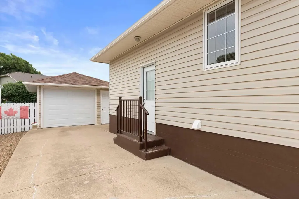 71 Kensington Avenue SW Medicine Hat AB T1B4W3