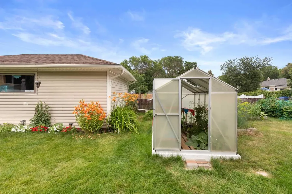 71 Kensington Avenue SW Medicine Hat AB T1B4W3