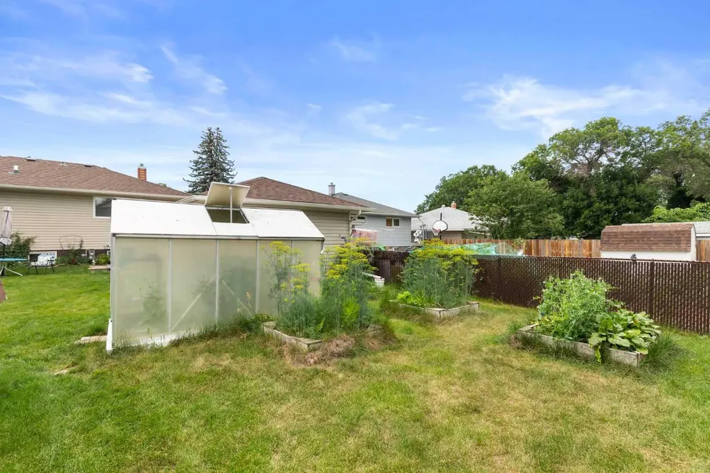 71 Kensington Avenue SW Medicine Hat AB T1B4W3