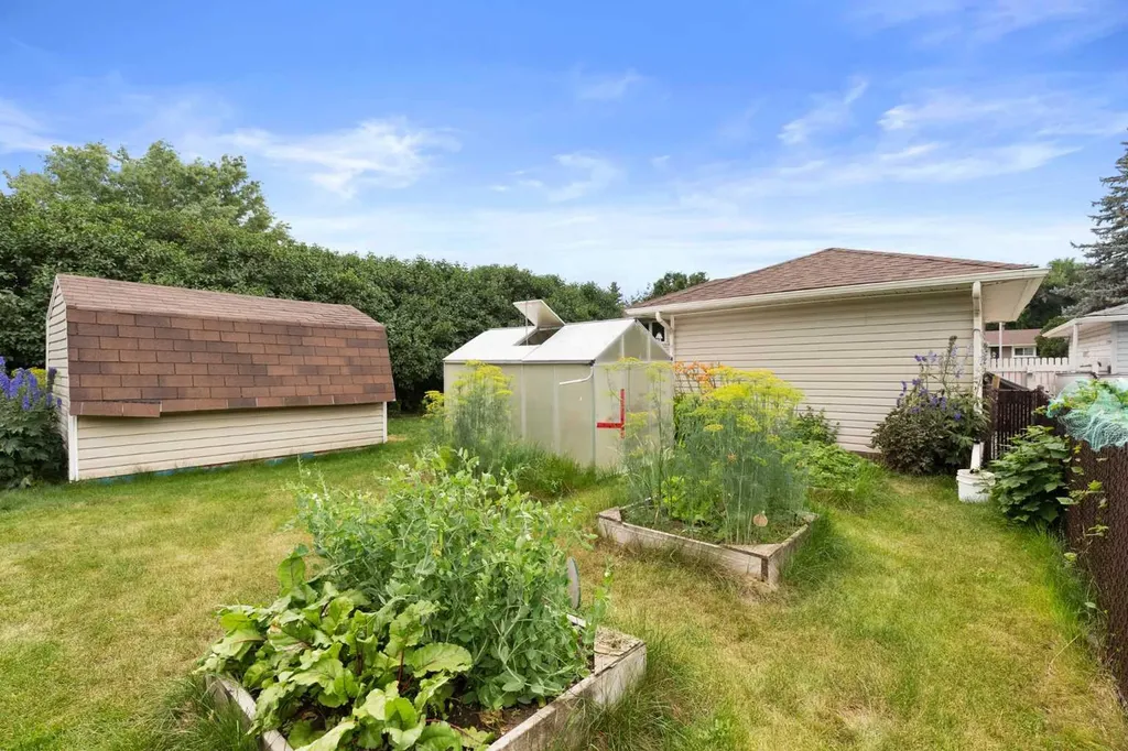 71 Kensington Avenue SW Medicine Hat AB T1B4W3