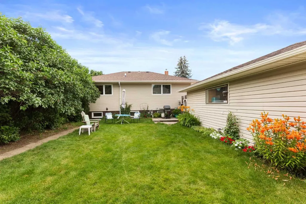 71 Kensington Avenue SW Medicine Hat AB T1B4W3