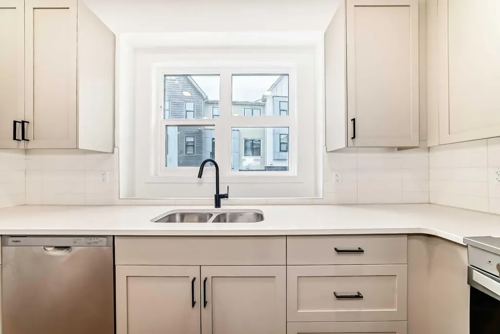 30 Rochester View NW Calgary AB T3L 0M8