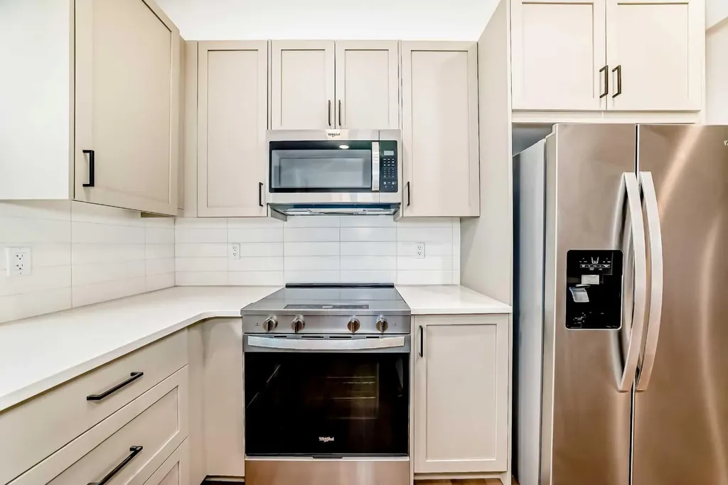 30 Rochester View NW Calgary AB T3L 0M8