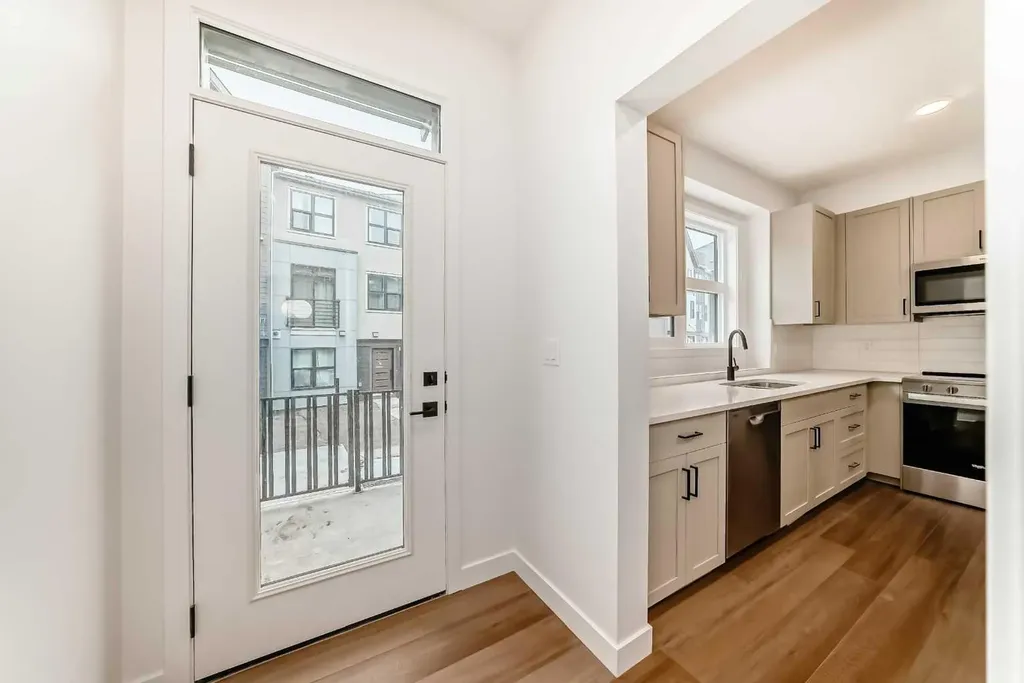 30 Rochester View NW Calgary AB T3L 0M8