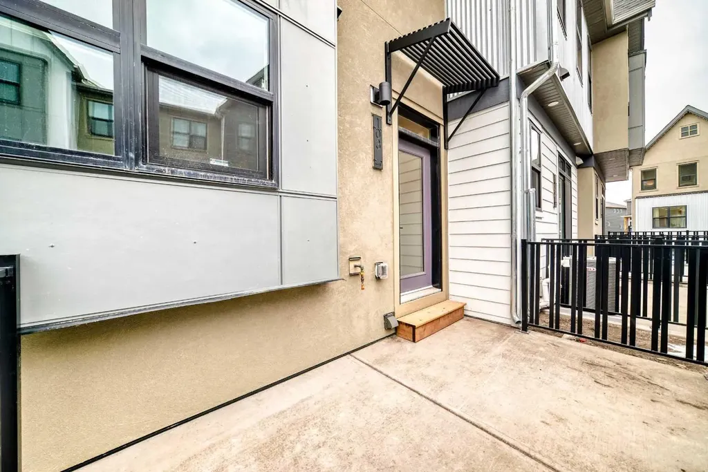 30 Rochester View NW Calgary AB T3L 0M8