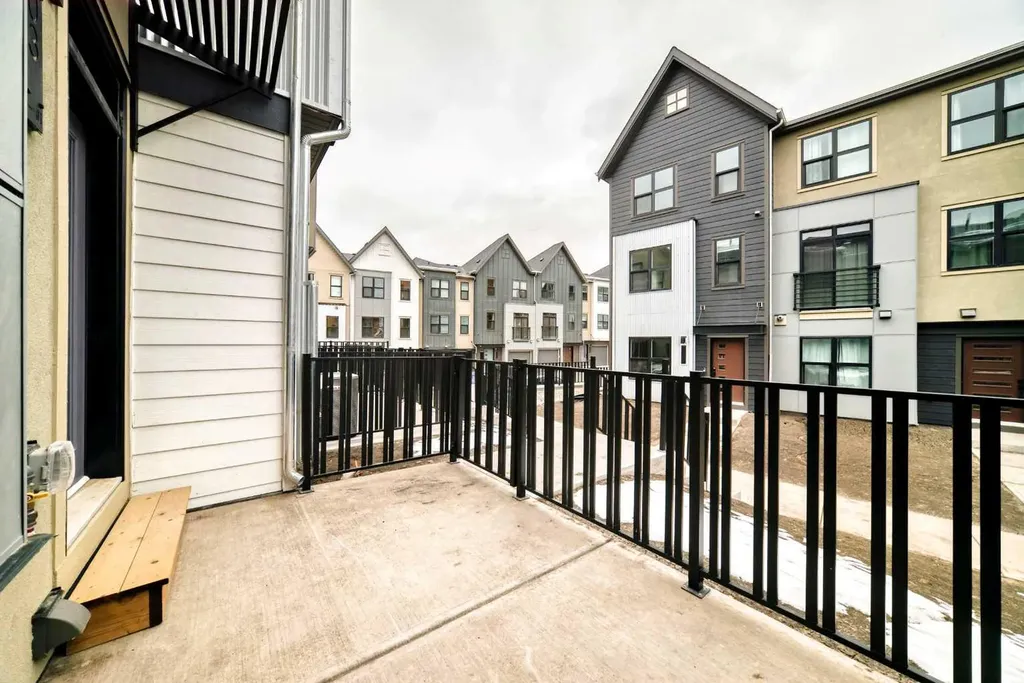 30 Rochester View NW Calgary AB T3L 0M8