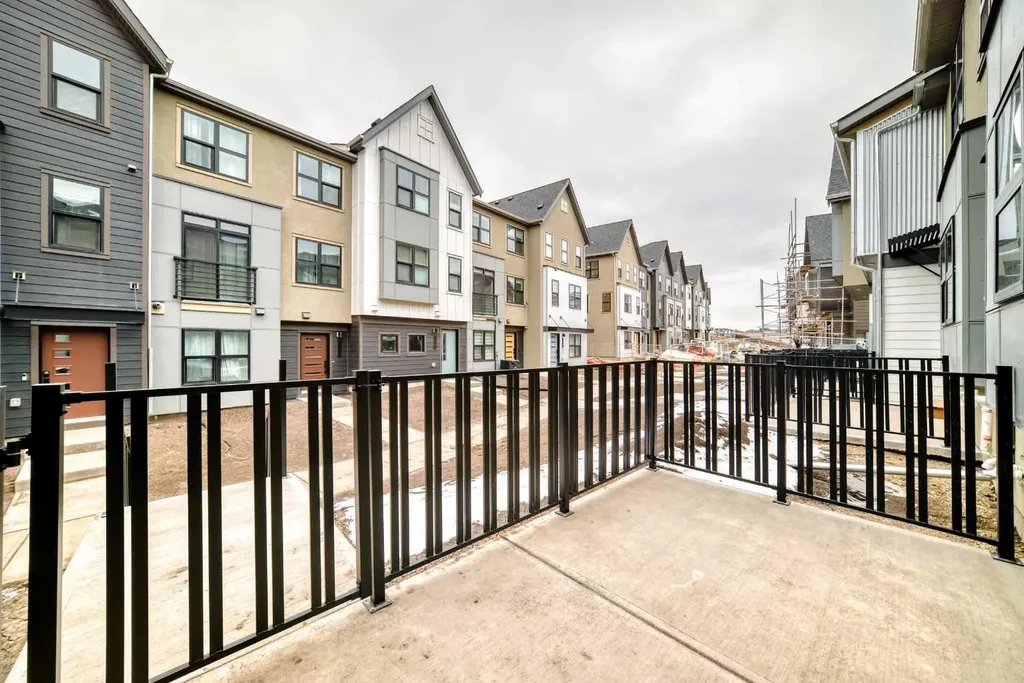 30 Rochester View NW Calgary AB T3L 0M8