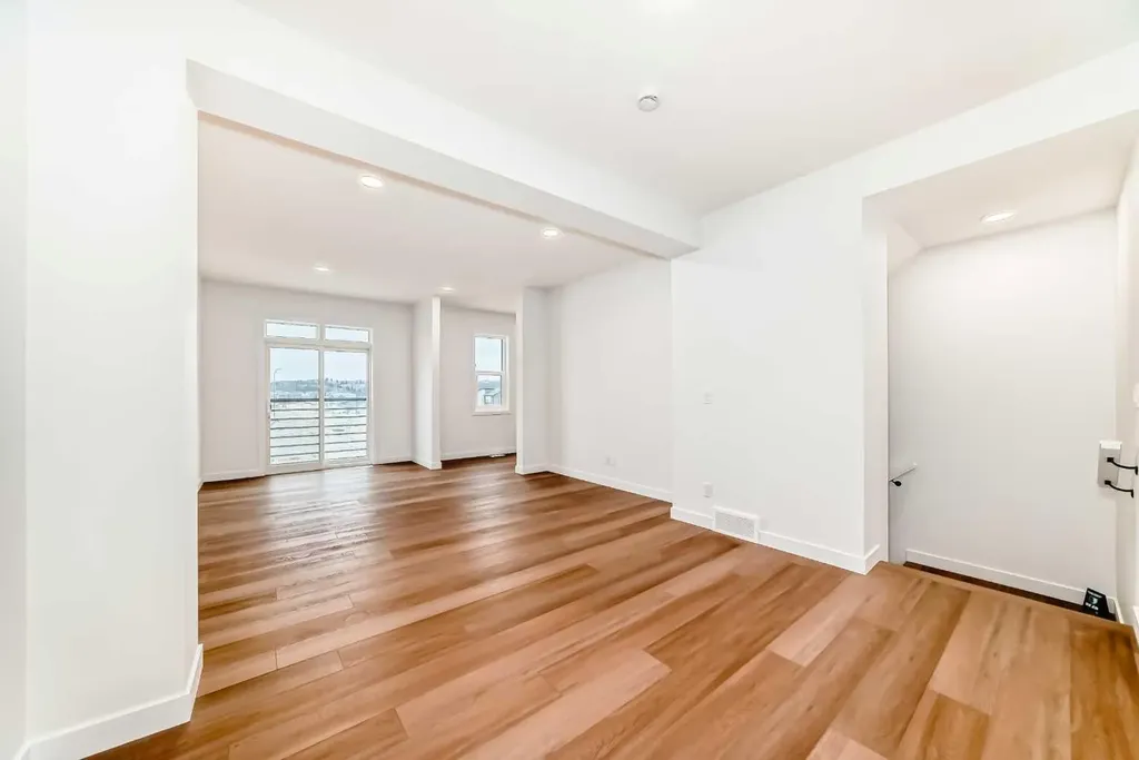 30 Rochester View NW Calgary AB T3L 0M8