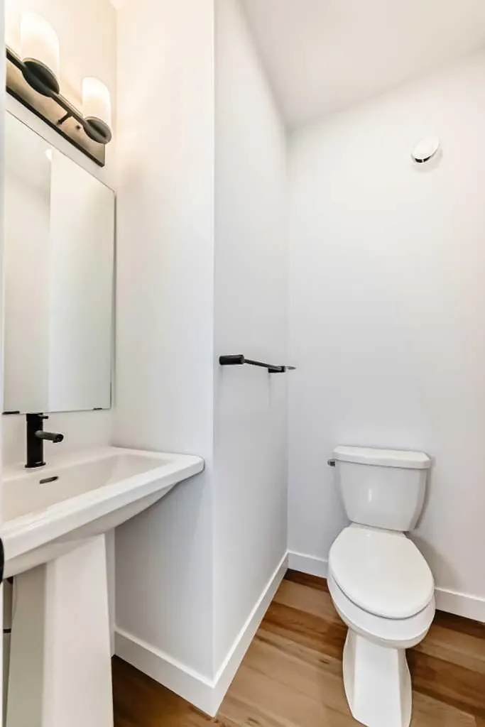 30 Rochester View NW Calgary AB T3L 0M8