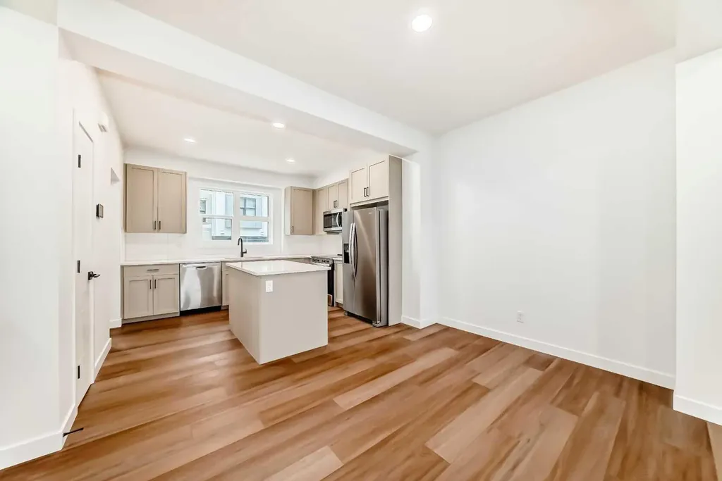 30 Rochester View NW Calgary AB T3L 0M8