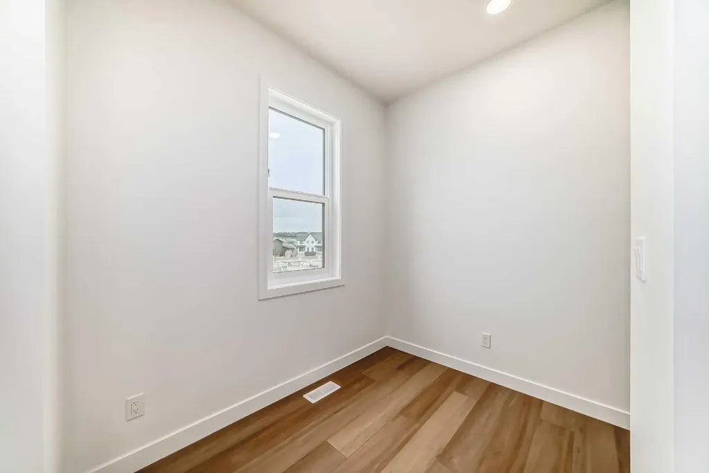 30 Rochester View NW Calgary AB T3L 0M8