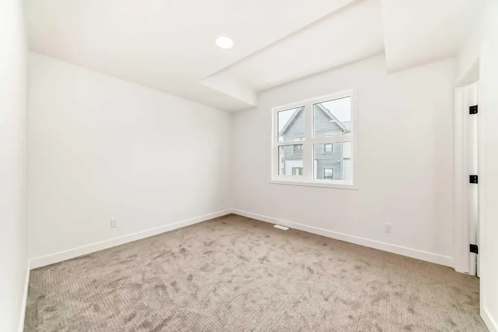 30 Rochester View NW Calgary AB T3L 0M8