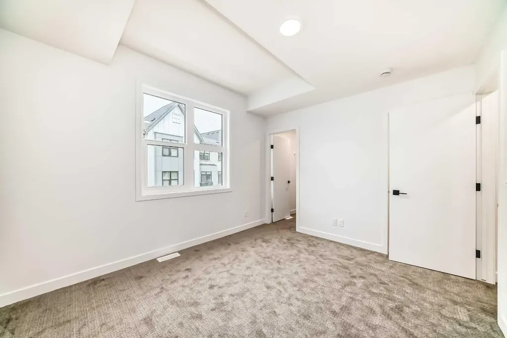 30 Rochester View NW Calgary AB T3L 0M8