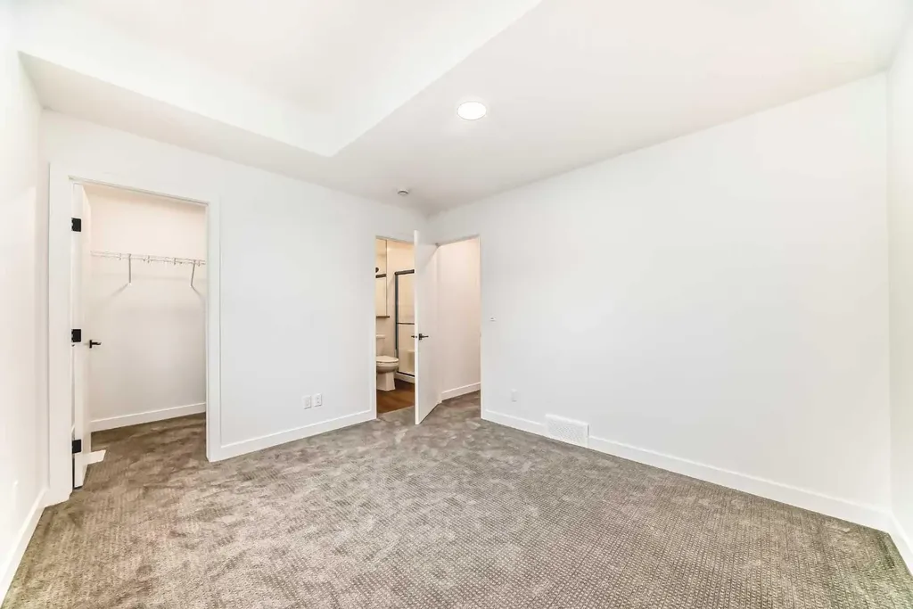 30 Rochester View NW Calgary AB T3L 0M8