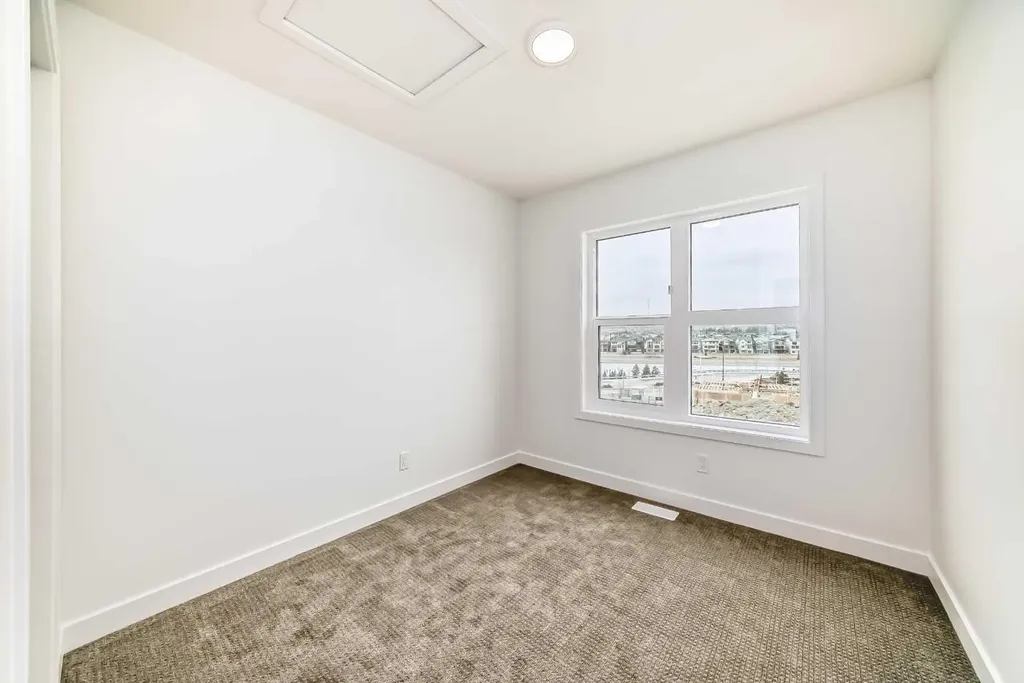 30 Rochester View NW Calgary AB T3L 0M8