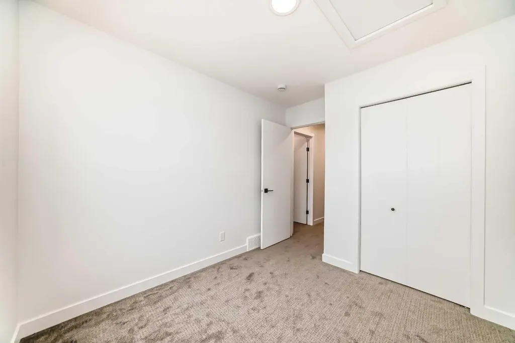 30 Rochester View NW Calgary AB T3L 0M8