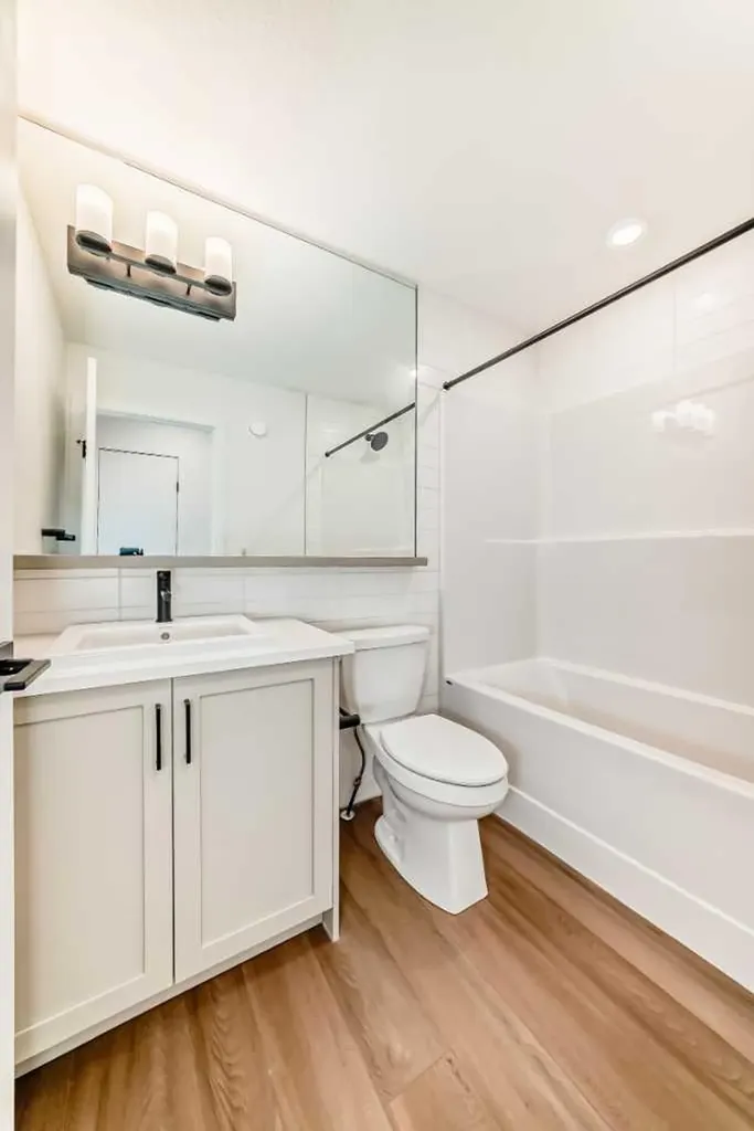 30 Rochester View NW Calgary AB T3L 0M8