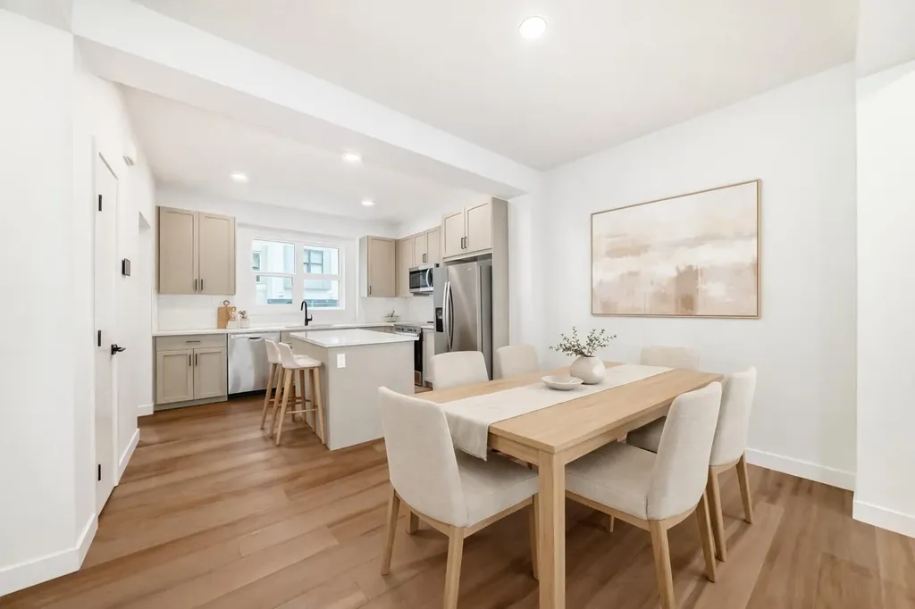 30 Rochester View NW Calgary AB T3L 0M8