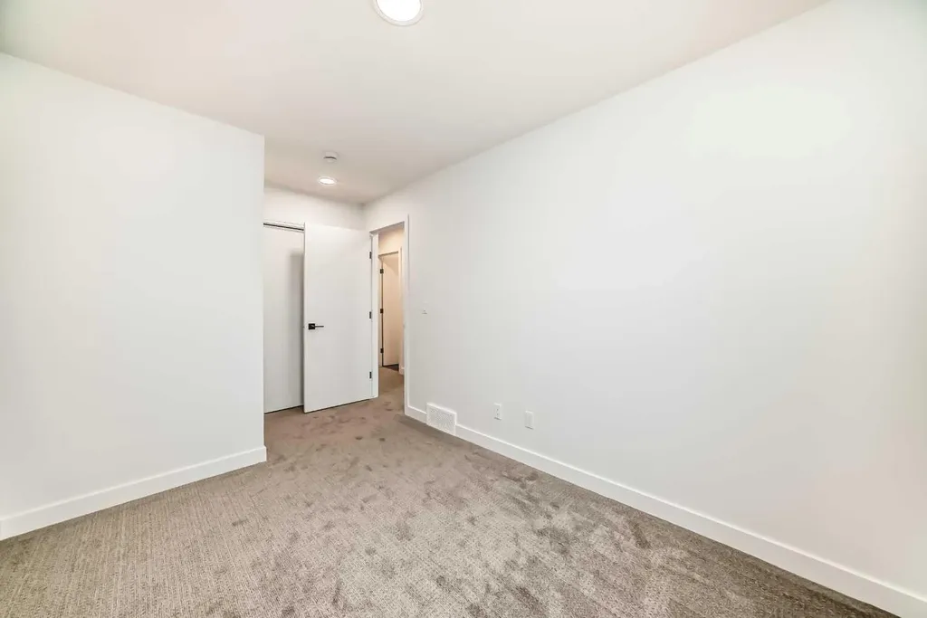 30 Rochester View NW Calgary AB T3L 0M8