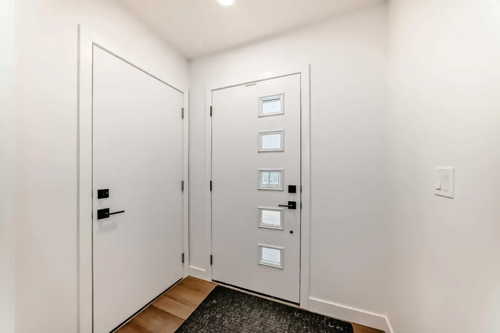 30 Rochester View NW Calgary AB T3L 0M8