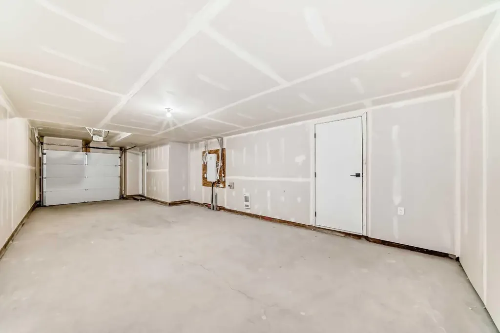 30 Rochester View NW Calgary AB T3L 0M8