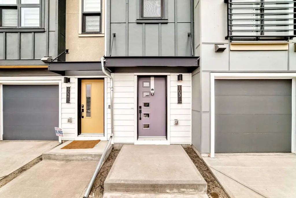 30 Rochester View NW Calgary AB T3L 0M8