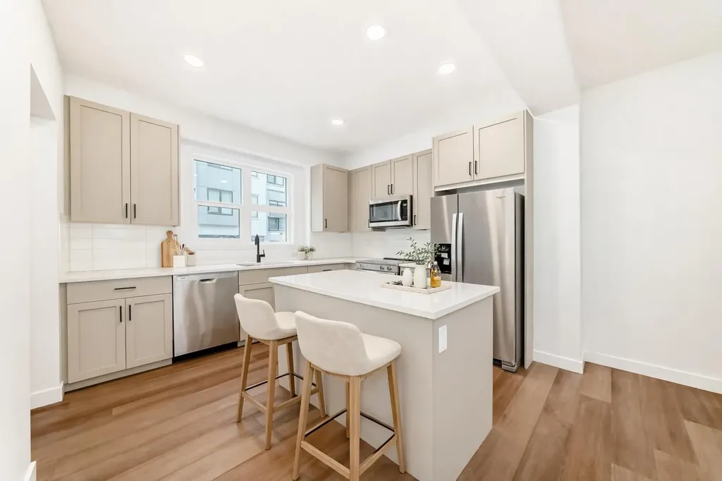 30 Rochester View NW Calgary AB T3L 0M8