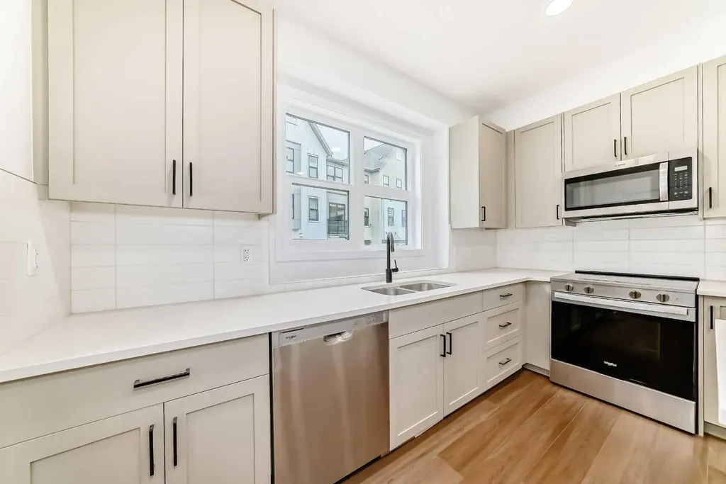 30 Rochester View NW Calgary AB T3L 0M8