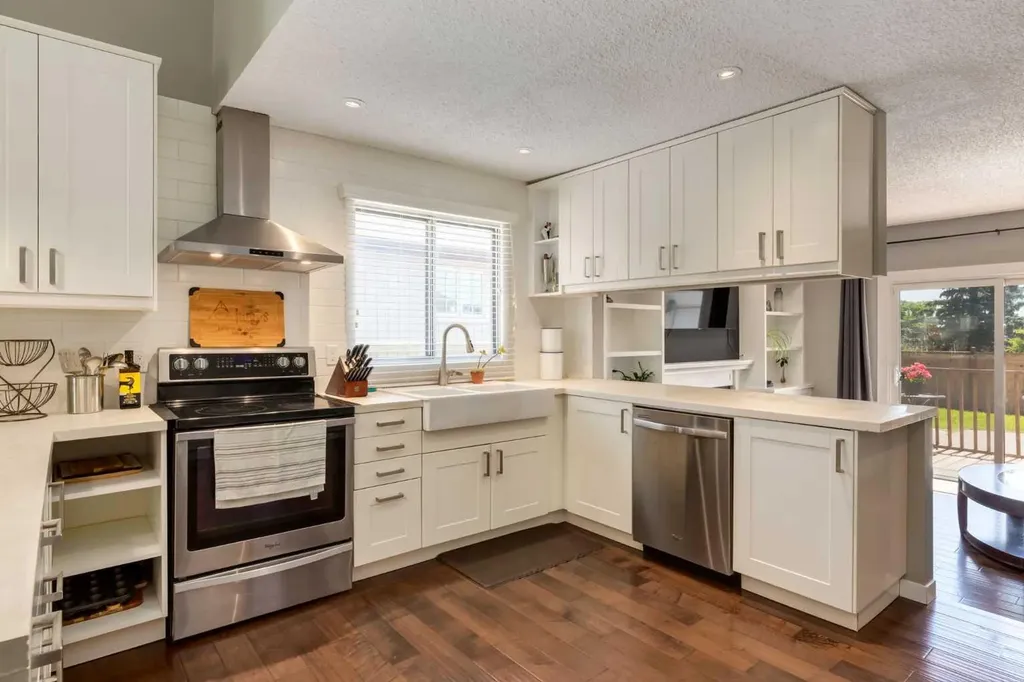 32 Berkley Place NW Calgary AB T3K 1A7