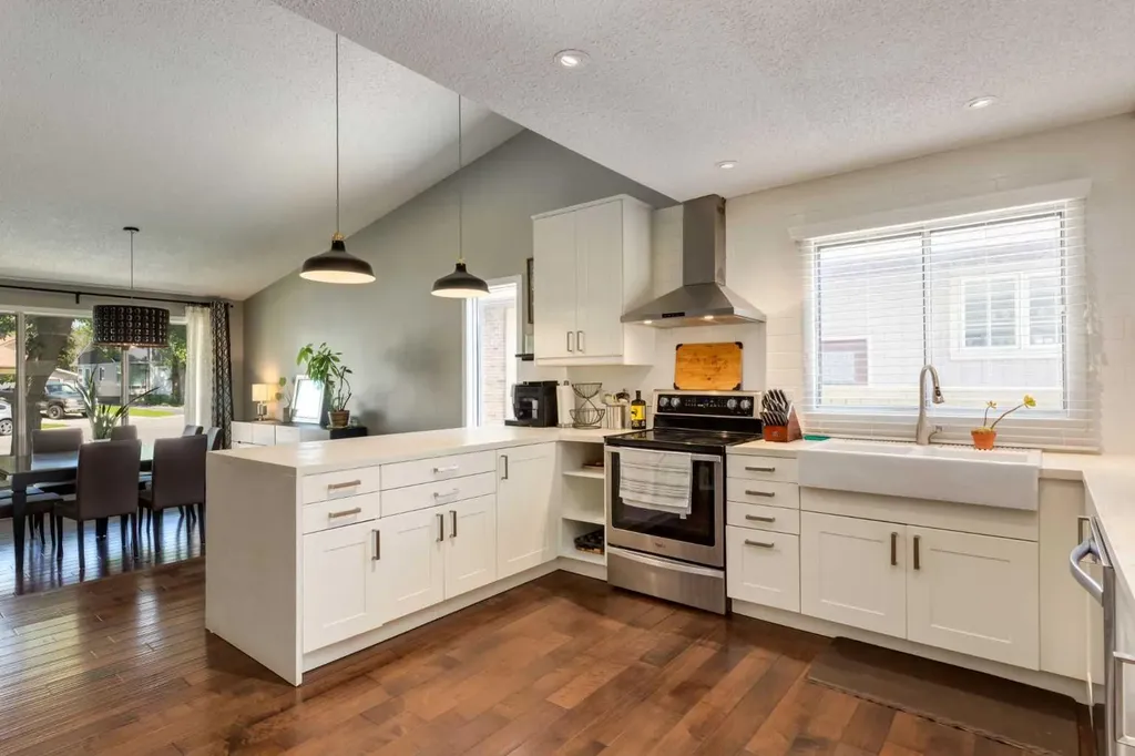 32 Berkley Place NW Calgary AB T3K 1A7