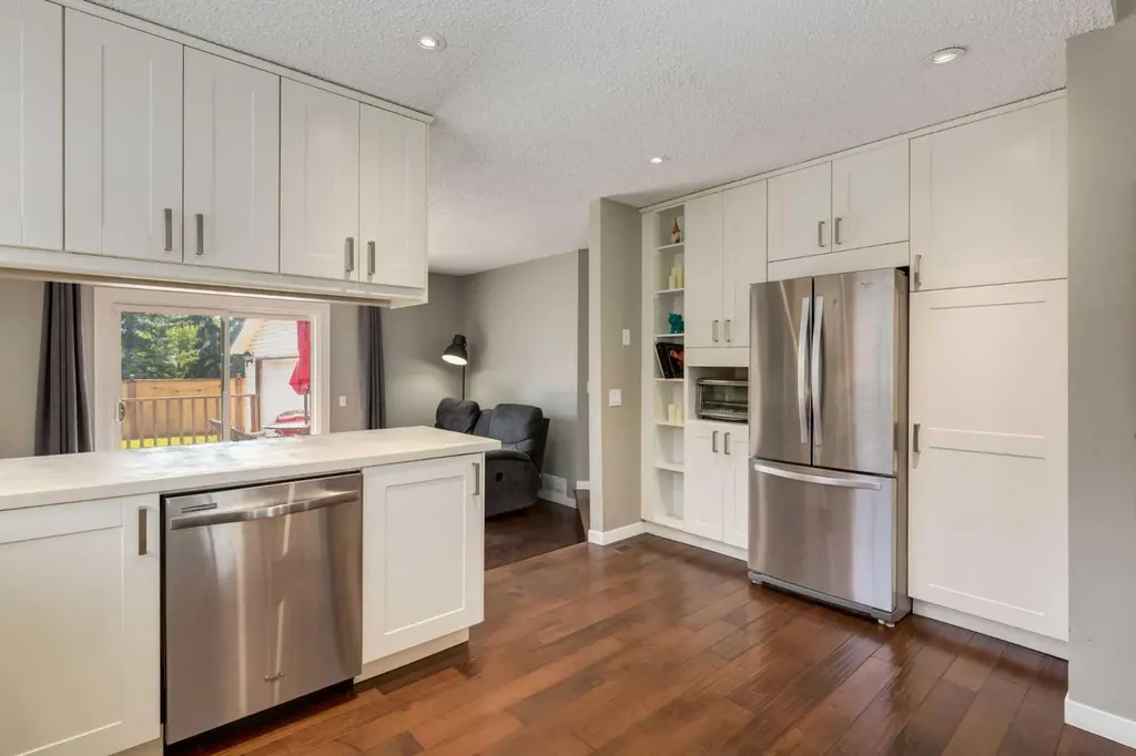 32 Berkley Place NW Calgary AB T3K 1A7