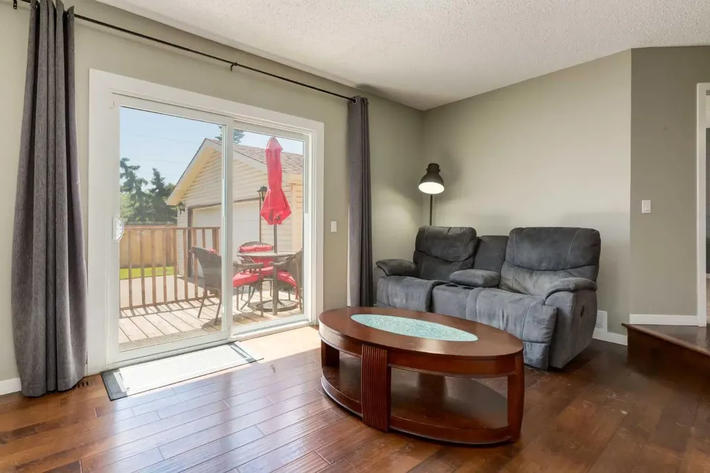 32 Berkley Place NW Calgary AB T3K 1A7